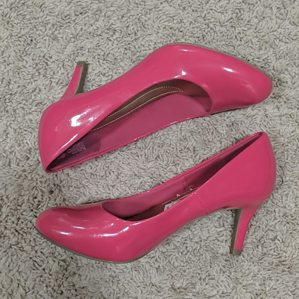 Like new hot pink round toe heels